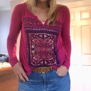 “Lucky Brand” long sleeve, notched v-neck w/ metallic front graphic -size M